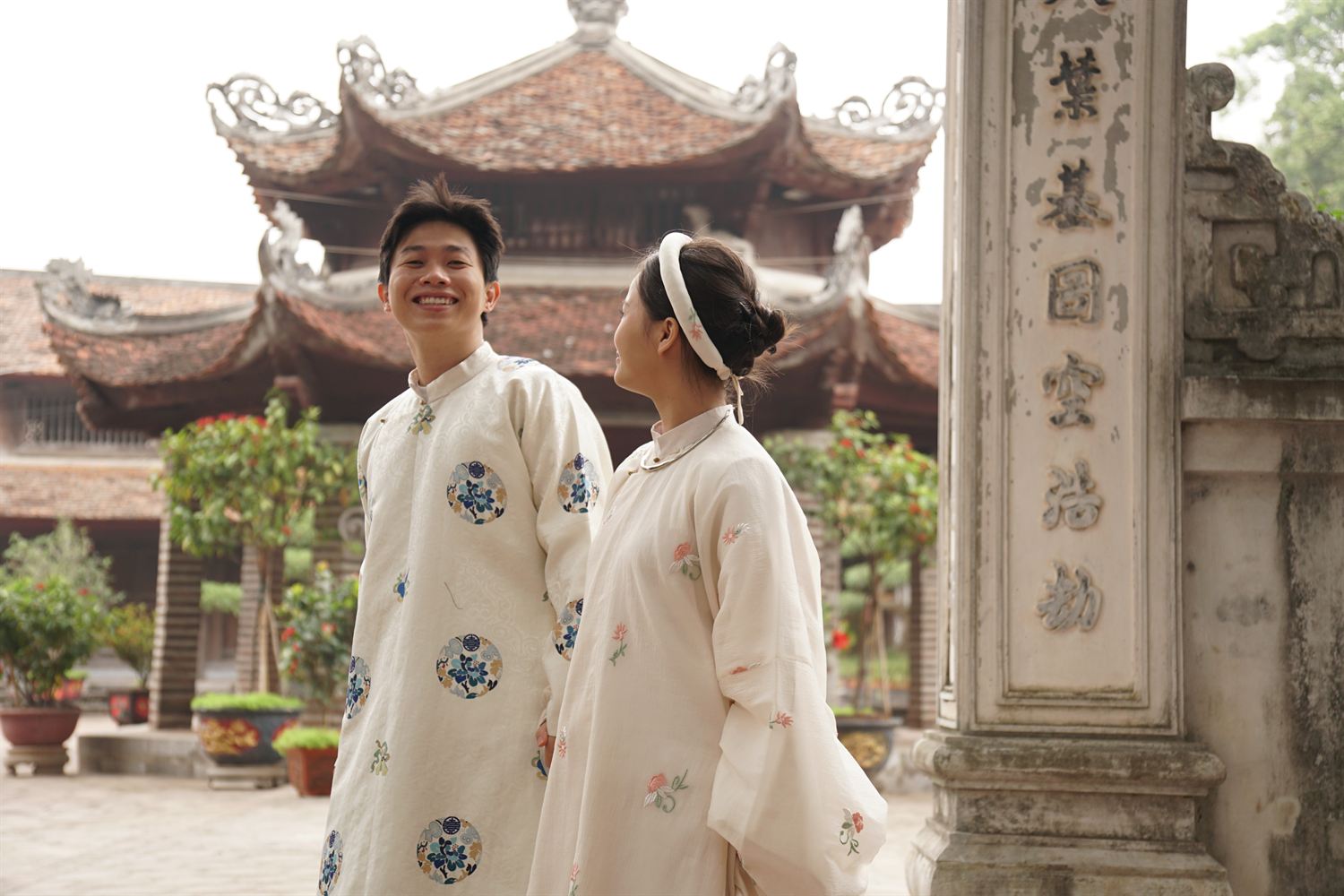 Quỳnh Anh và Sang mặc áo dài