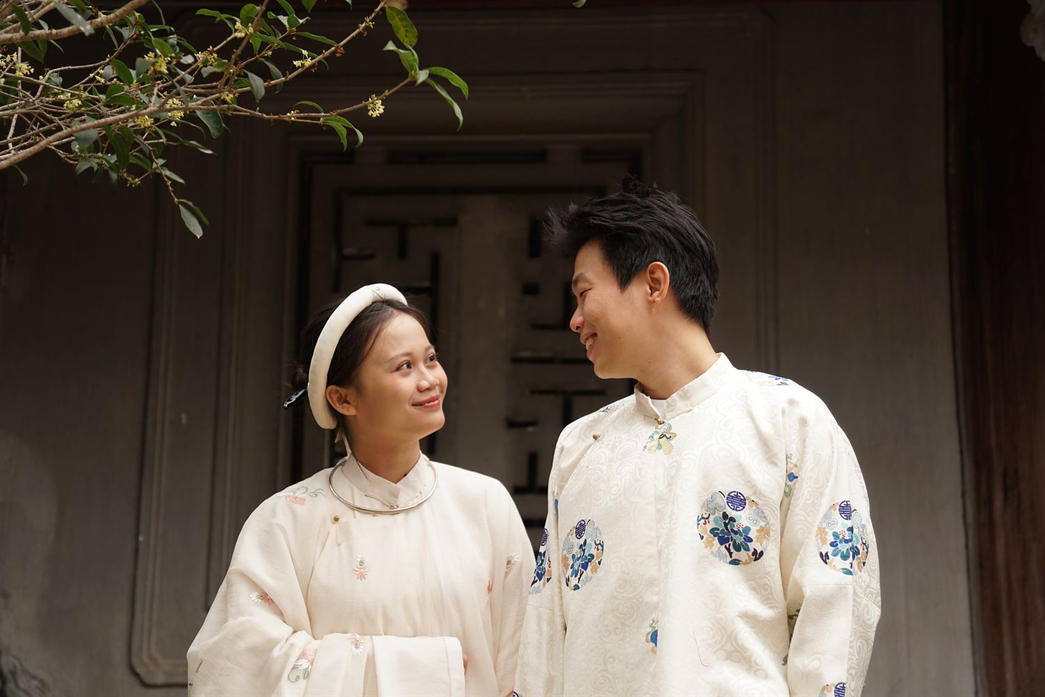 Quỳnh Anh và Sang mặc áo dài