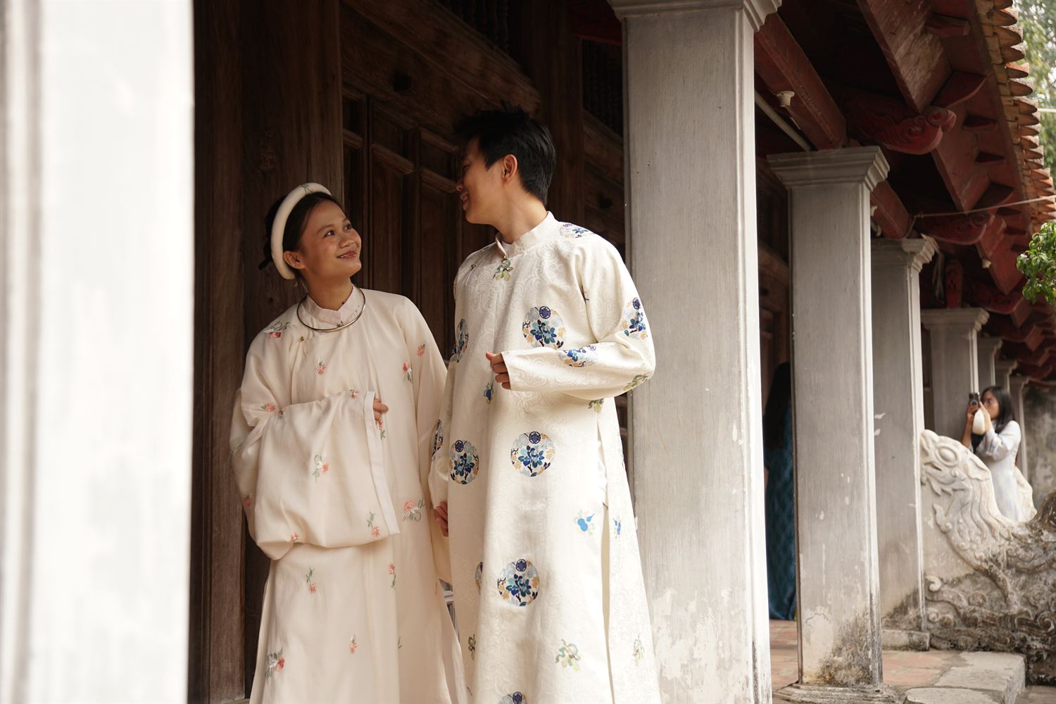 Quỳnh Anh và Sang mặc áo dài