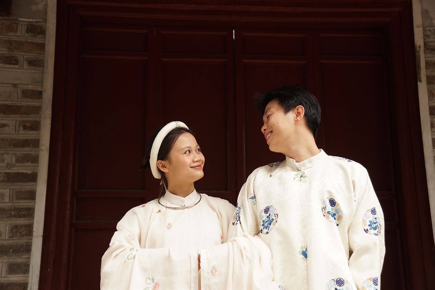 Quỳnh Anh và Sang mặc áo dài