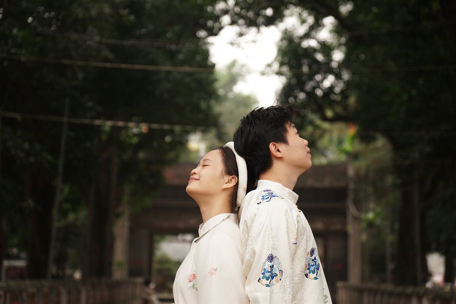 Quỳnh Anh và Sang mặc áo dài