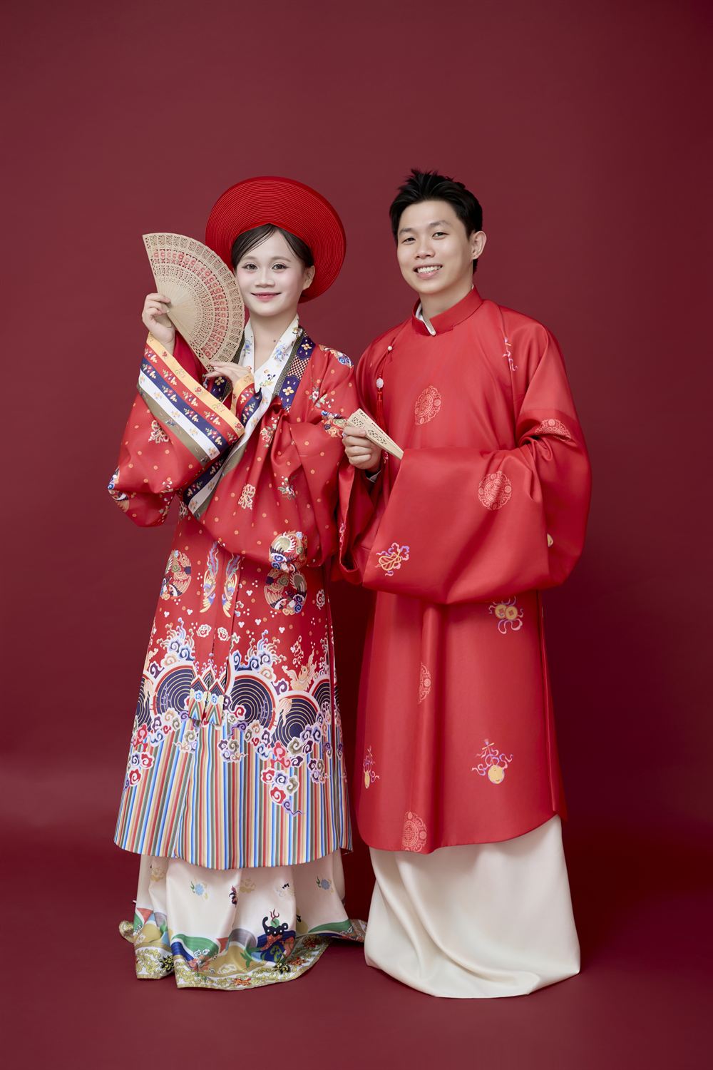 Quỳnh Anh và Sang mặc cổ phục đỏ