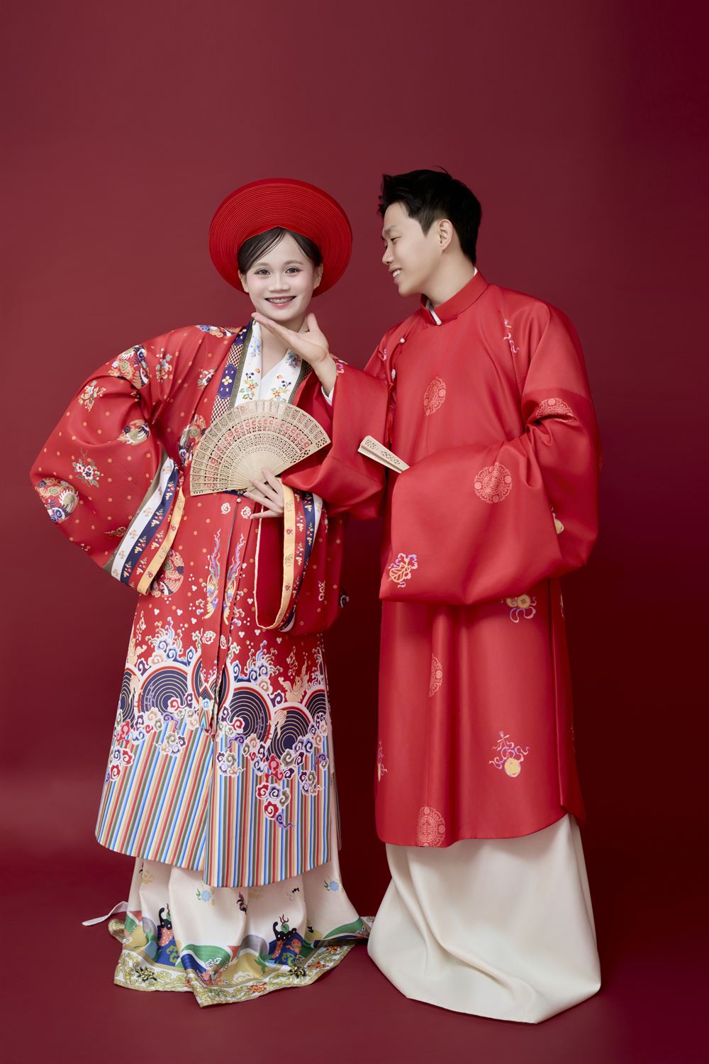 Quỳnh Anh và Sang mặc cổ phục đỏ