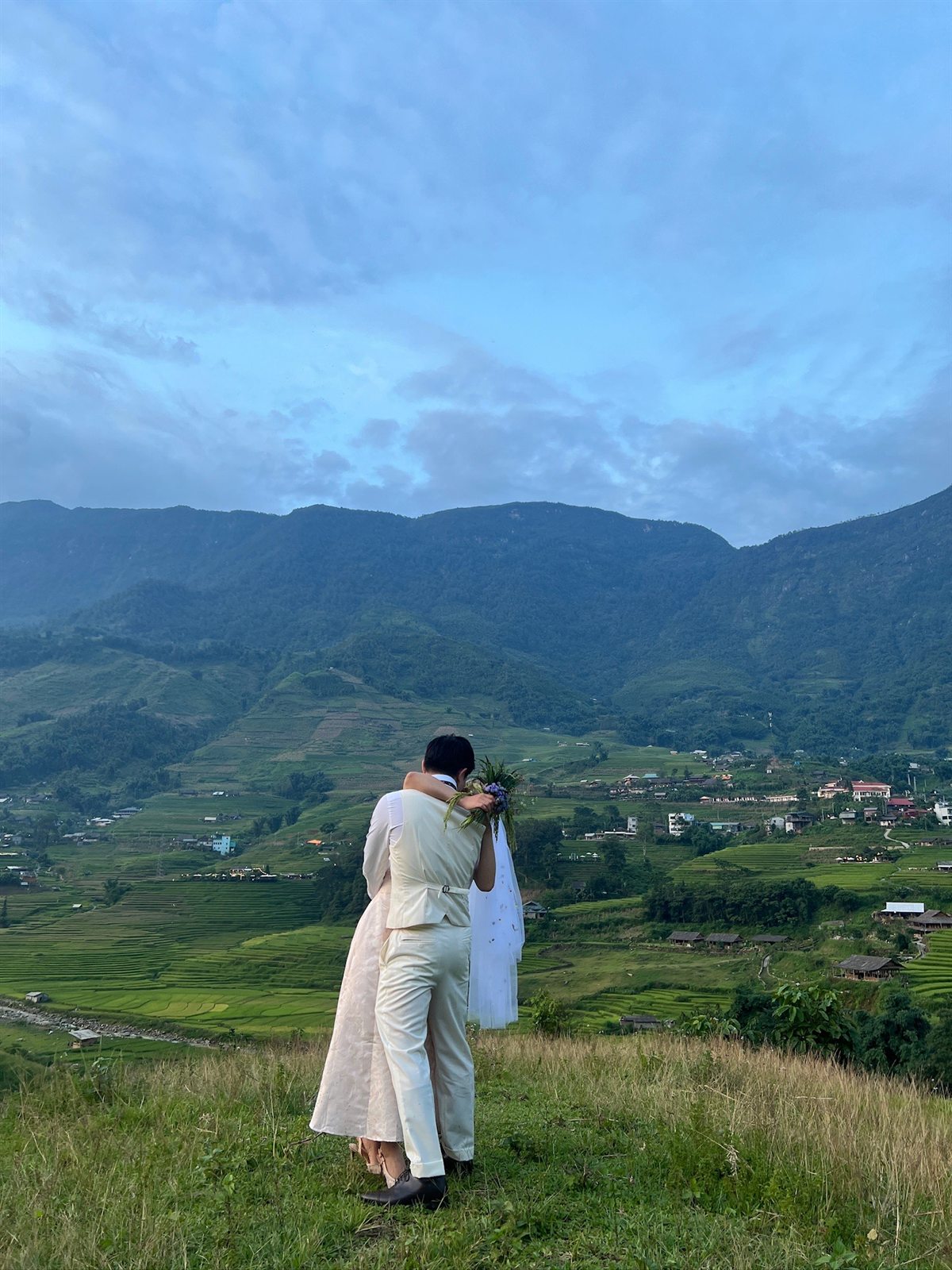 Ôm nhau giữa núi đồi